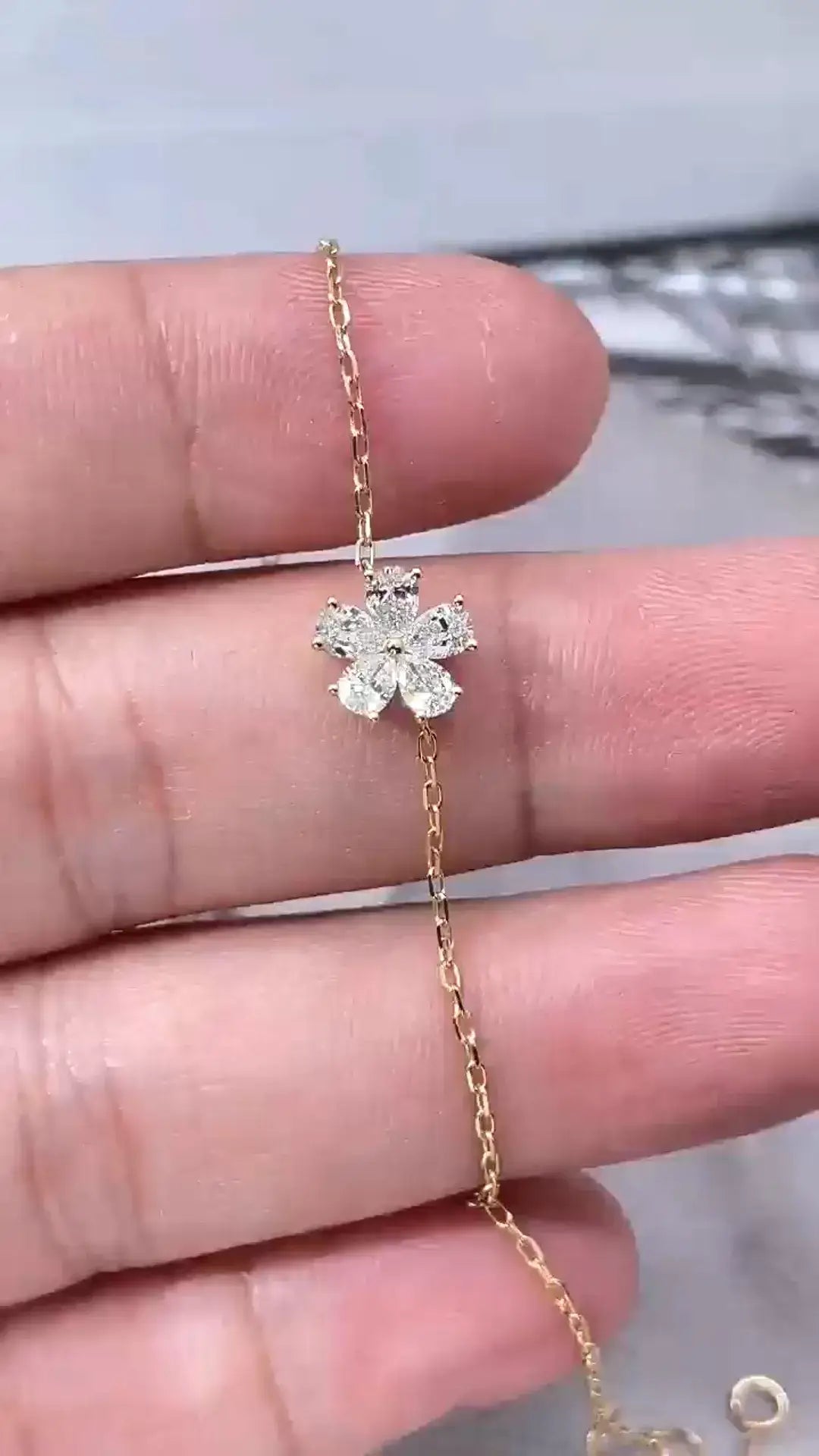 Affordable Luxury Jewelry 0.5 ctw Pear-Shaped Floral Lab Diamonds Bracelet 18K Gold