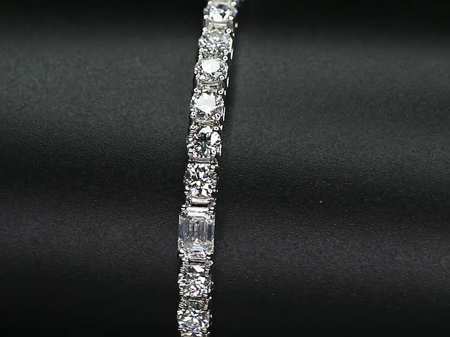 Affordable Luxury Jewelry Each 0.2-carat 0.5-carat Emerald & Round Cut Lab Diamond Tennis Bracelet 18K Gold