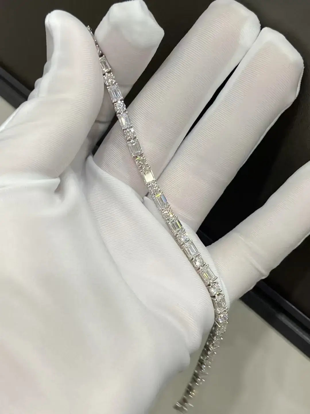 Affordable Luxury Jewelry Each 0.4-carat 0.18-carat Emerald-cut and Round Lab Grown Diamond Tennis Bracelet