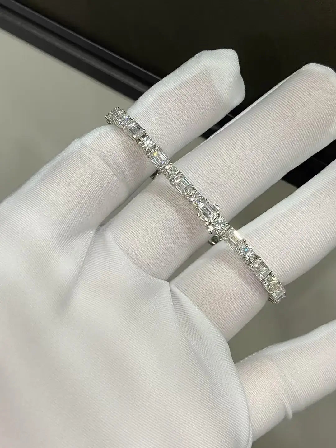 Affordable Luxury Jewelry Each 0.4-carat 0.18-carat Emerald-cut and Round Lab Grown Diamond Tennis Bracelet