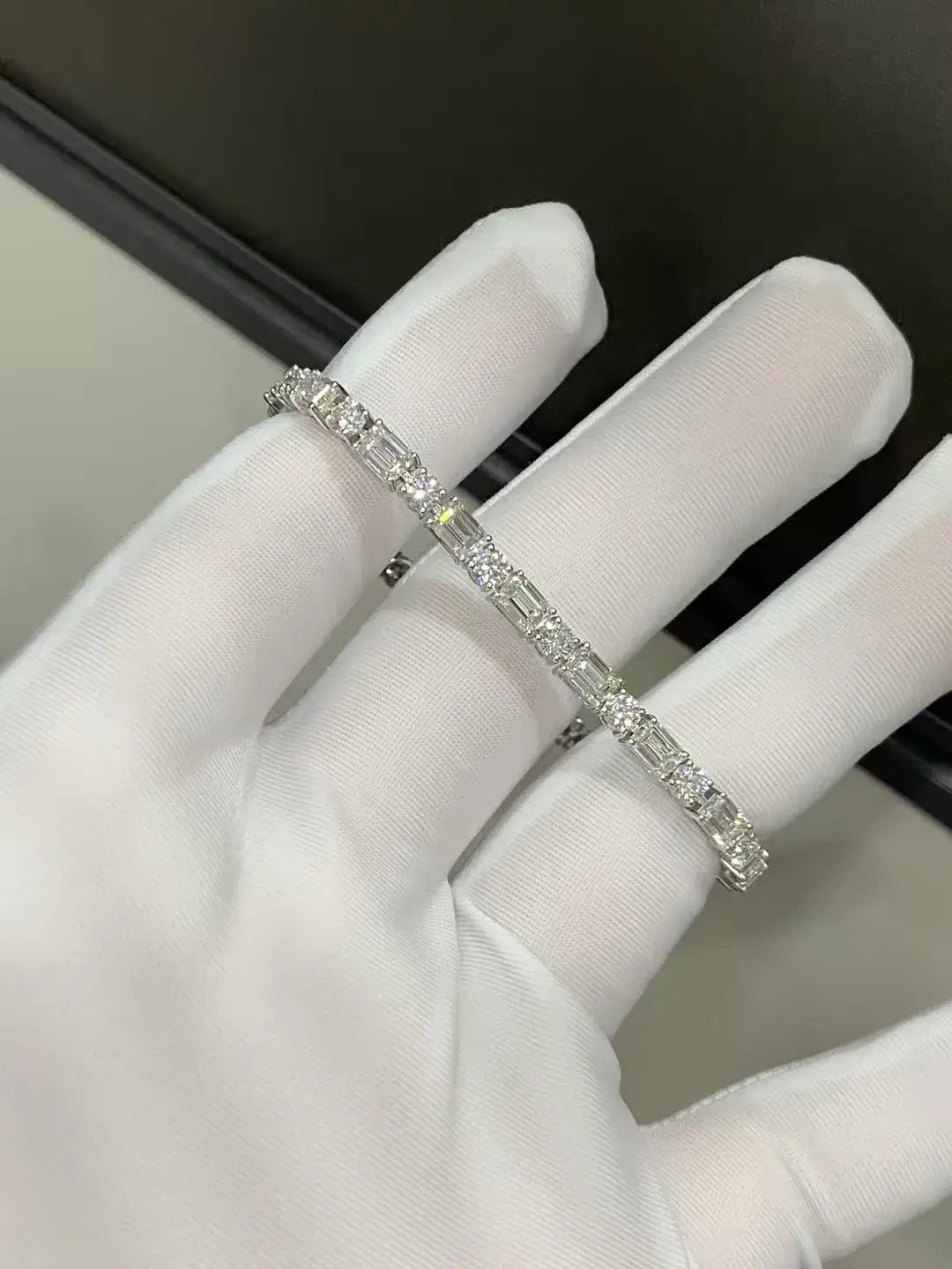 Affordable Luxury Jewelry Each 0.4-carat 0.18-carat Emerald-cut and Round Lab Grown Diamond Tennis Bracelet