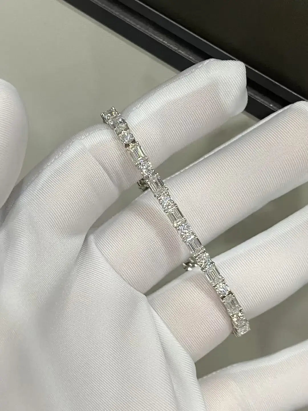 Affordable Luxury Jewelry Each 0.4-carat 0.18-carat Emerald-cut and Round Lab Grown Diamond Tennis Bracelet